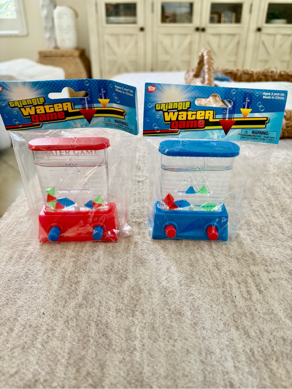 Source Unknown Triangle Water Game - Red and Blue